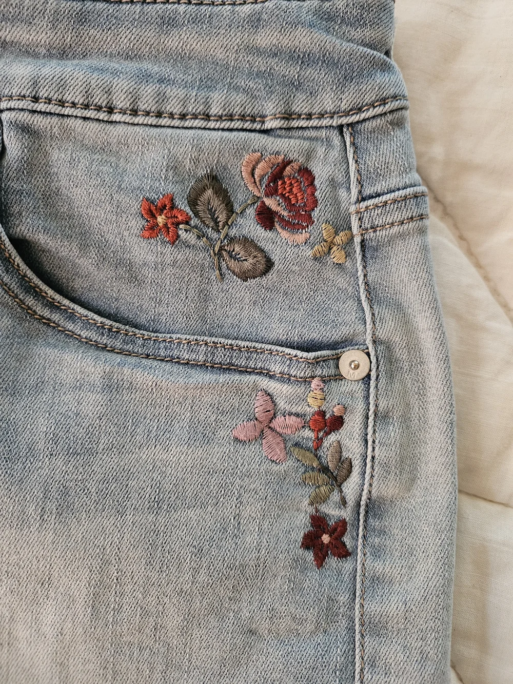 Massimo - High Rise Short - Floral Embroidered- Size 10/30 - Picture 7 of 8